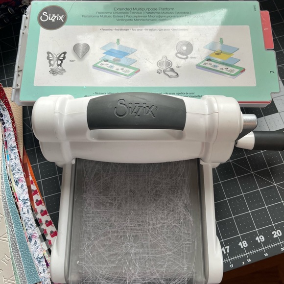 COPY - Sizzix Big Shot with bow dies and faux leather - Picture 1 of 7
